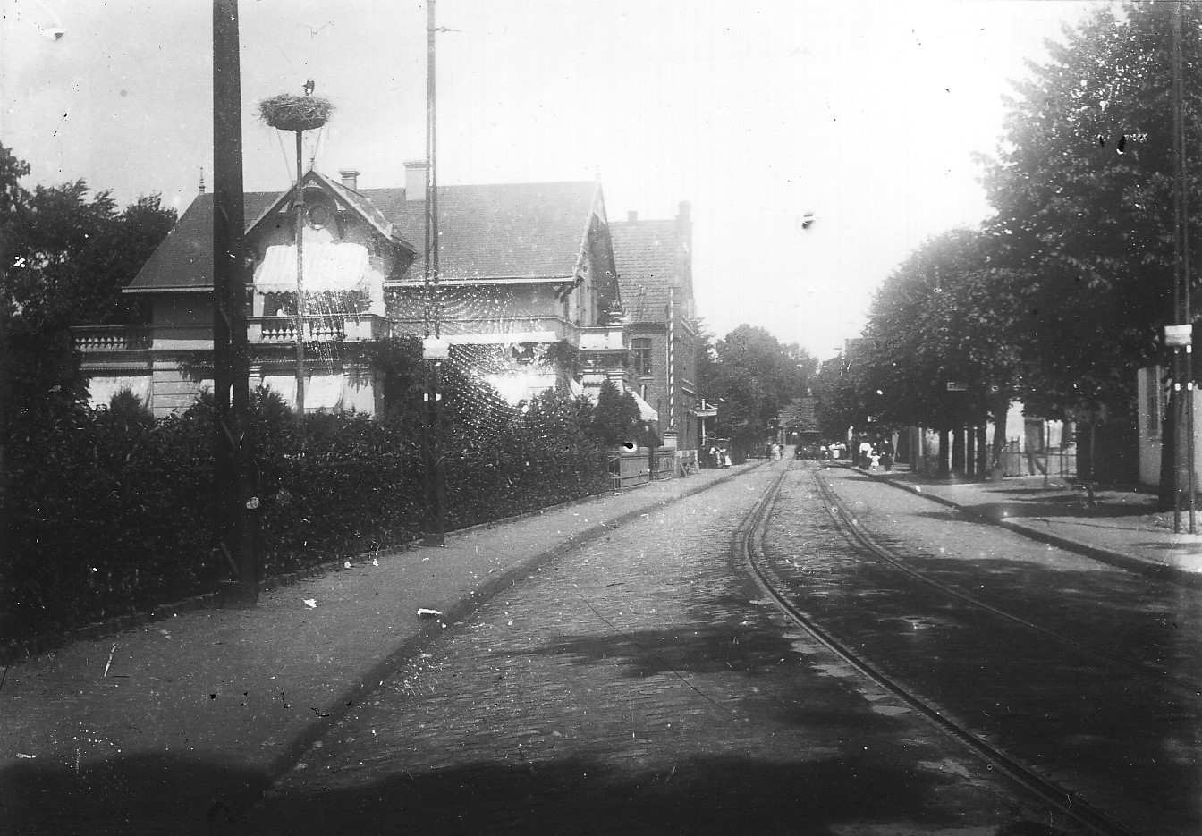 Links im Vordergrund die "Villa Lamken, dahinter das "Deutsche Haus" um 1930